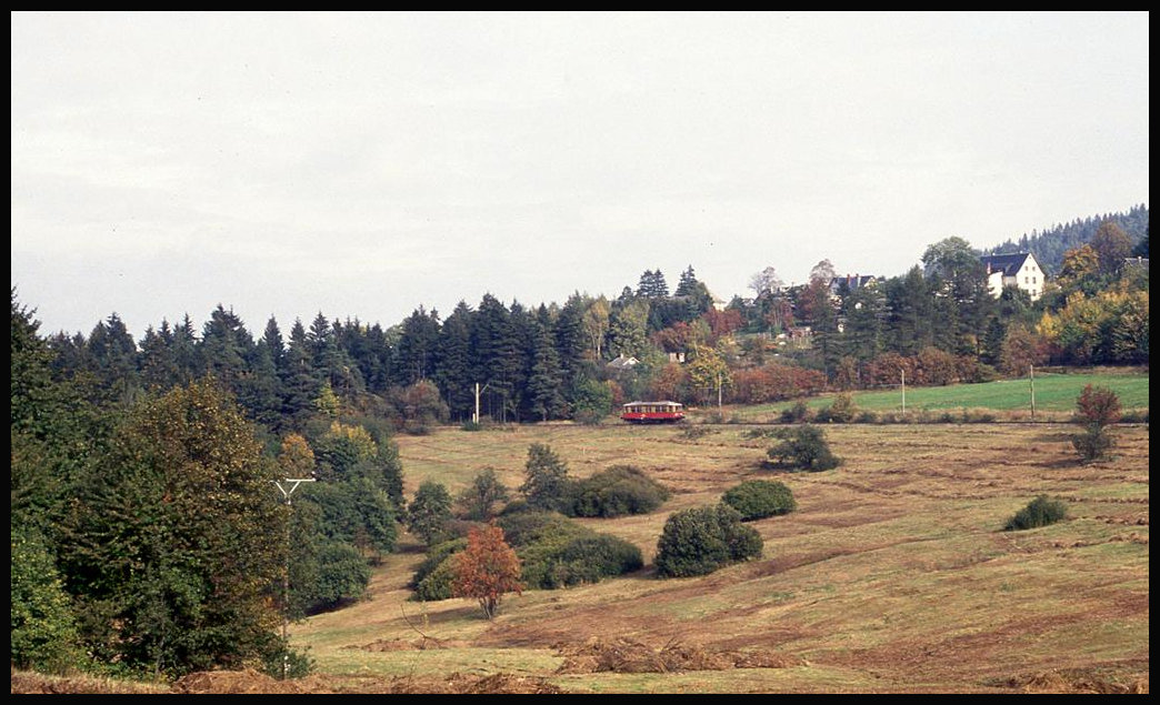 Noch weit entfernt von meinem Foto Standort nähert sich hier am 9.10.1992 um 13.05 Uhr der Elektrotriebwagen 479203 aus Cursdorf dem Endhaltepunkt Lichtenhain.
