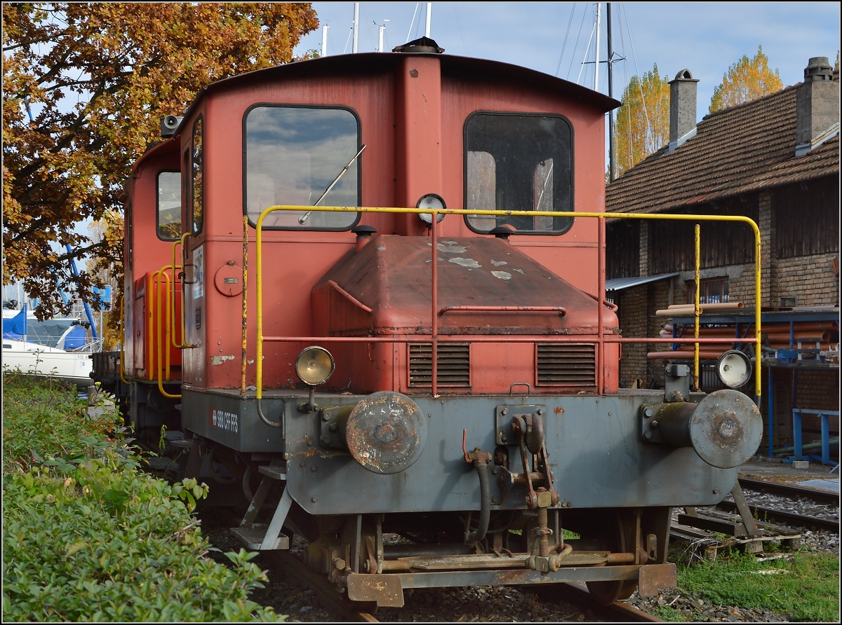 Noch eine weitere Kleinlok hat sich in Romanshorn eingefunden. Mit Tm<sup>I</sup> 460 der Firma Viafier ist eine weitere Spitzmaus nun hier ansässig. Gebaut wurde der Traktor 1963 bei Robert Aebi mit der Fabriknummer 1656. Mit 10t ist er wohl eher ein Leichtgewicht... November 2015.