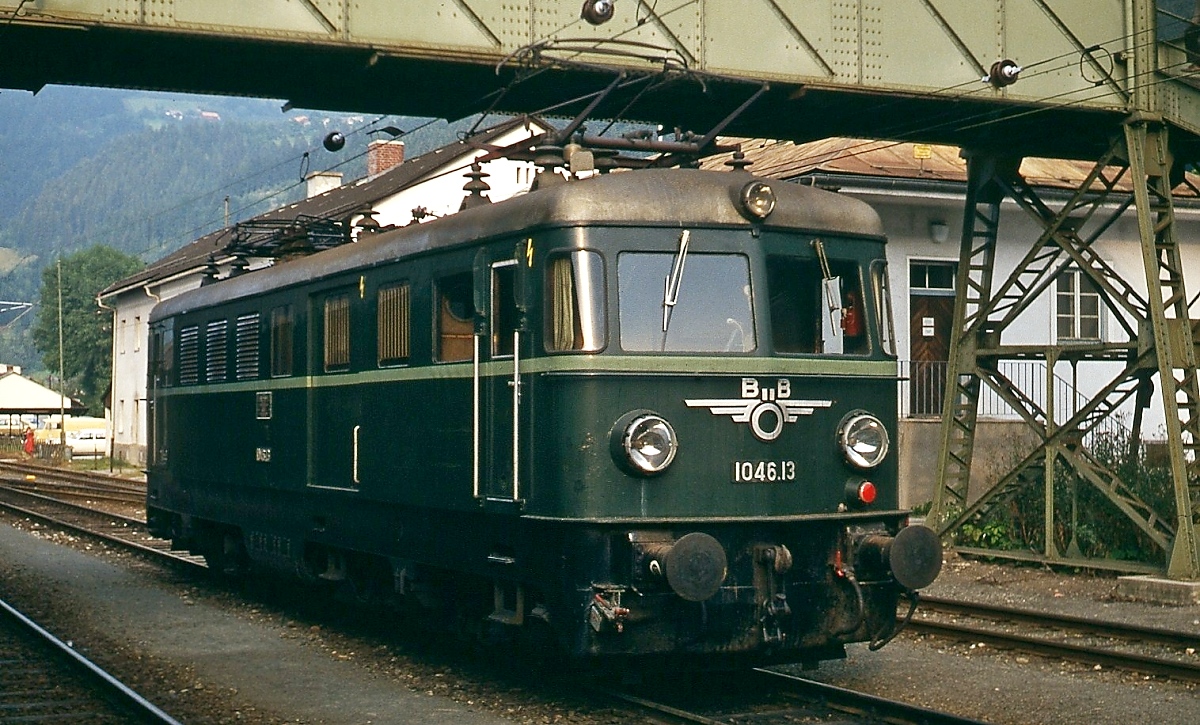 Noch weitgehend im Ursprungszustand präsentiert sich der ehemalige Gepäcktriebwagen 4061.13 im August 1980 in Selzthal. 1976 wurde er in 1046.13 umgezeichnet, dazu mußten lediglich die Metallziffern ummontiert werden.