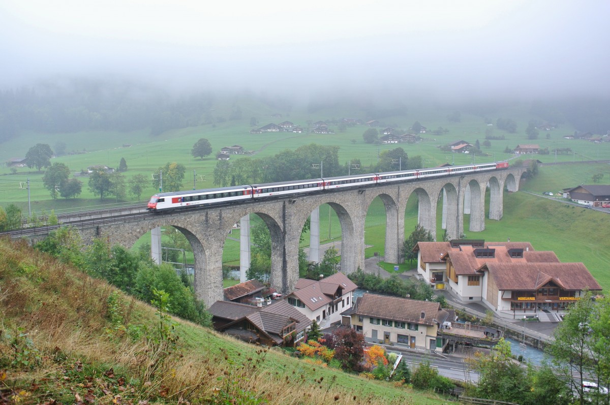 Noch diese Woche wird der EC 51 zwischen Bern und Brig durch einen EWIV Pendel entlastet. Fr die Rckfhrung Brig-Bern verkehrt der Zug als Leermaterialzug ber die alte Ltschberg Bergstrecke (Brig-Goppenstein-Kandersteg-Frutigen). Beim Pendel handelt es sich um einen 7-teiligen EWIV Pendel. Im Bild ist der Leermaterialzug bei der Rckfhrung auf dem berhmten Kanderviadukt bei Frutigen. Zuvorderst ist der Bt 50 85 28-94 977-1, ganz hinten die Re 460 005-2, 09.10.2013. 