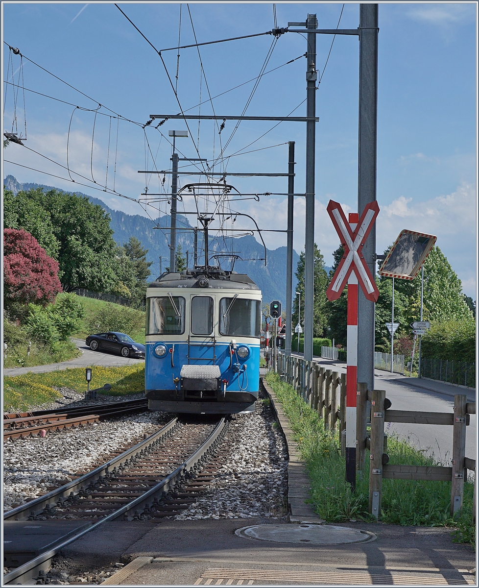 Noch zeigt das Signal für die MOB ABDe 8/8 freie Fahrt...
Der MOB ABDe 8/8 4001 SUISSE fährt als Leermaterialzug nach Chernex in Fontanivent durch. In Chernex wird der Triebwagen wenden und als Regionalzug 2347 nach Montreux zurück fahren. 
21. Juni 2018