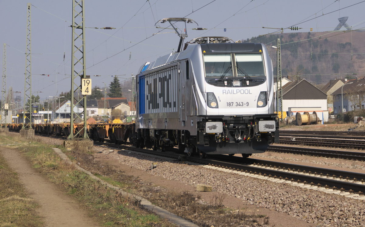 Noch ziemlich neu ist 187 343-9 von Railpool (Baujahr 2018). Hier rollt sie mit Taschenwagen durch den Bahnhof Ensdorf Saar in Richtung Saarbrücken. 28.02.2019
