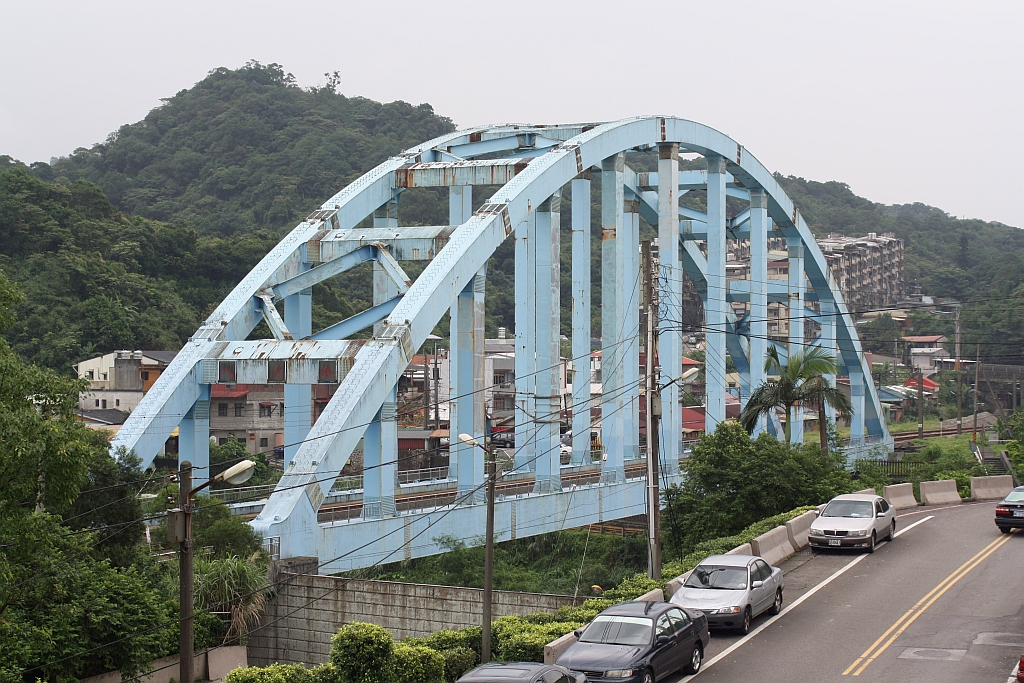 Noch zum Bereich der Badu Station gehrt diese Brcke der Main Line nach Keelung ber den Keelung River. Bild vom 31.Mai 2014.