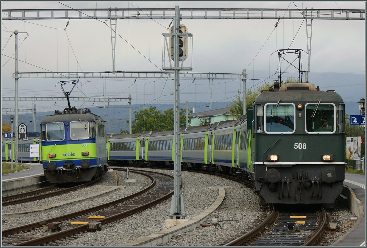 Noch zwei ex SBB Re 4/4 II: mit ihren EW III RE Bern - Neuchâtel -Bern kreuzen sich in Kerzers die BLS Re 420 509-6 (ex SBB Re 4/4 II 11203/11103 Prototyp) und die Richtung Bern fahrende Re 420 508. 
2. Oktober 2008