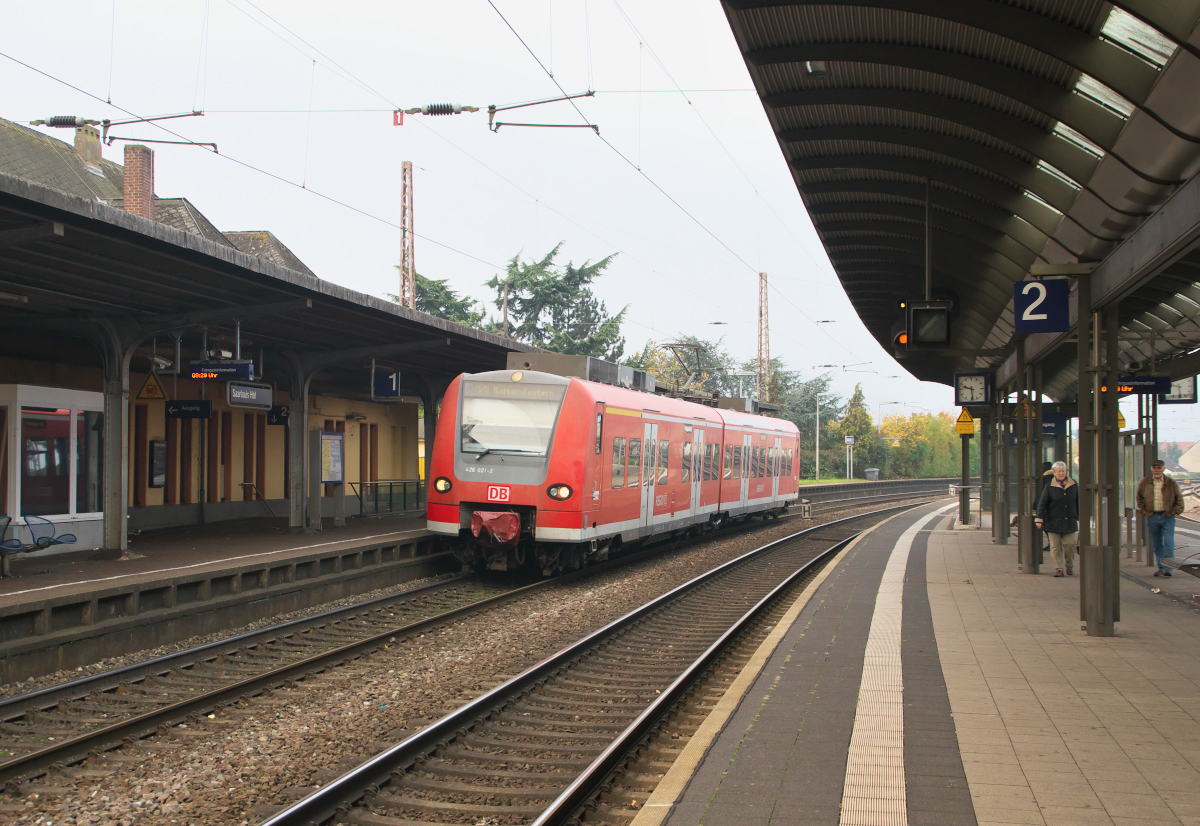 Noch zwei Jahre, dann werden sie wohl verschwinden, die Quietschies. Im Dezember 2019 sollen die neuen Coradia Continental im Saarland an den Start gehen. 426 021-2 - RB Merzig - Kaiserslautern - Einfahrt in Saarlouis am 03.11.2017