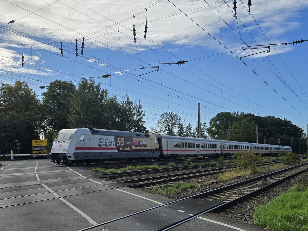 Noch zwei Tage bis die Ära der IC1 zumindest schon mal in Westdeutschland endet. Auf ihren letzten Tagen wurde 101 110 noch einmal frisch gemacht und wirbt nun für 55 Jahre Intercity.
Hier befindet sich der Zug grade vor den Toren der Stadt Hamm am 11.9.2026