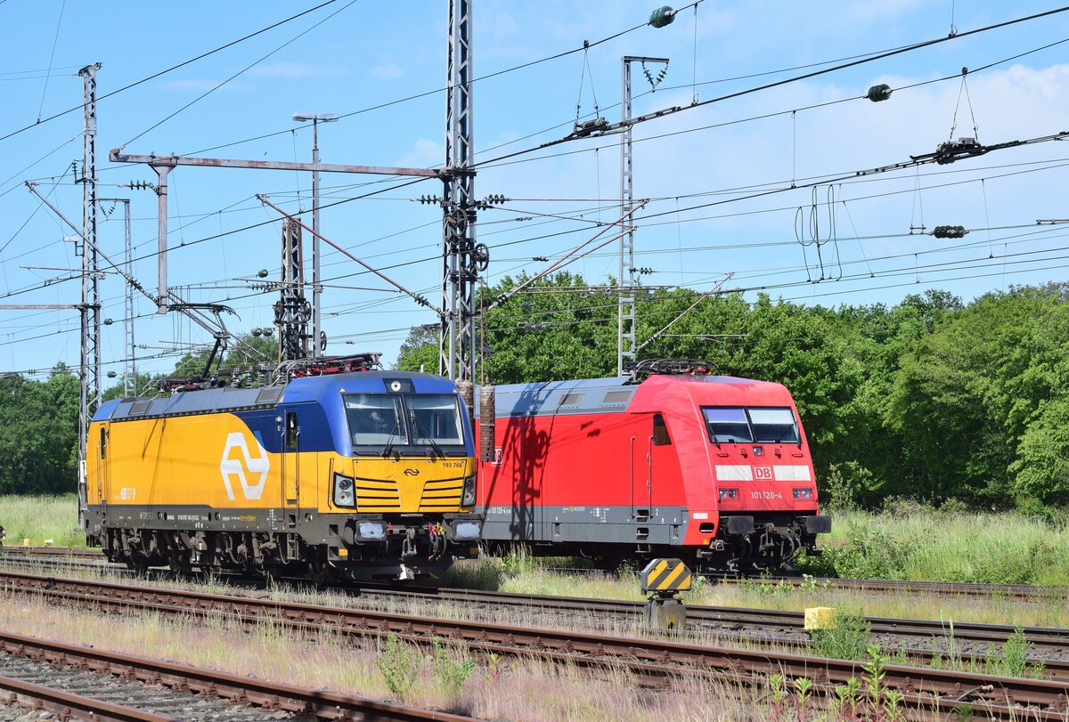 Nocharbeiten sie im Team. Die 193er der NS und die 101er der DB doch ab Dezember sollen die Vectrons die Linie komplett bis Berlin fahren. Dann wird kein Umspannenin Bad Bentheimmehr notwendig sein.

Bad Bentheim 03.06.2023