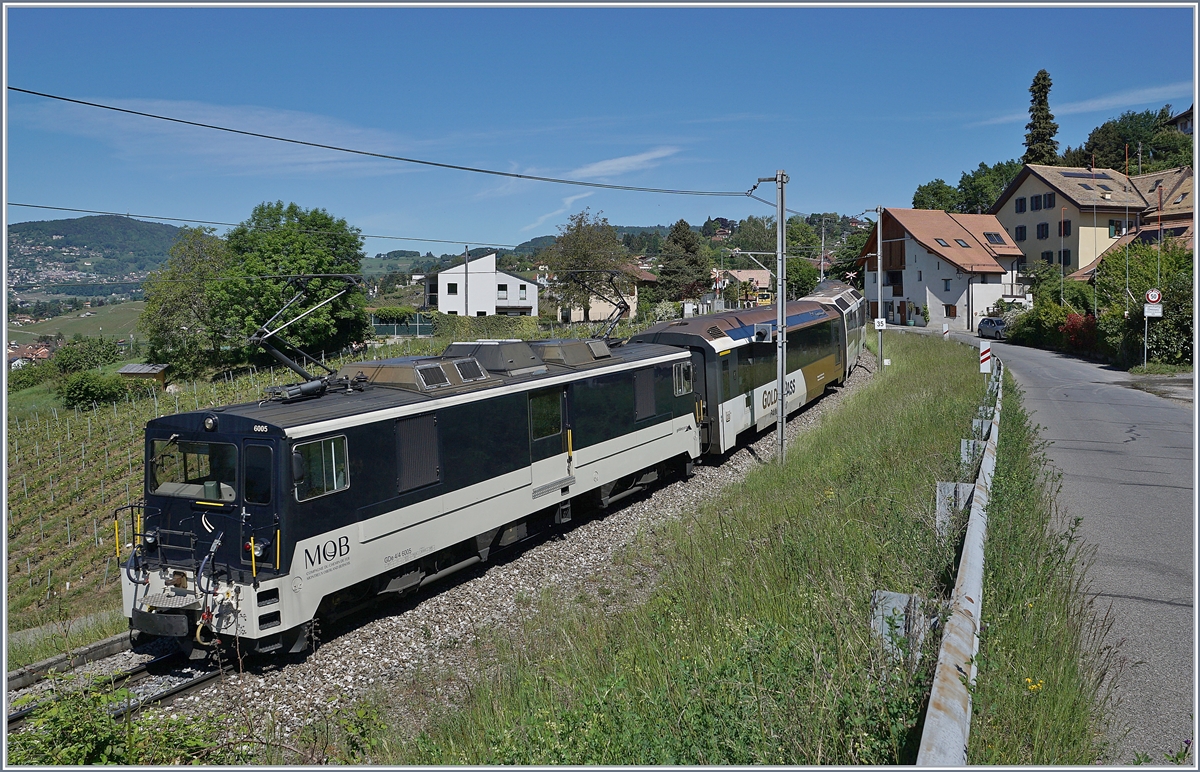 Nocheinmal, an mittlerweile gewohnter Stelle, eine MOB GDe 4/4, diesmal die GDe 4/4 6005 in der aktuellen MOB Lackierung, die der Lok nicht ganz so gut steht wie ihre ursprüngliche GFM Farbe Orange/Silber. 

Die GDe 4/4 6005 schiebt bei Planchamp den MOB PE 2122 von Montreux nach Zweisimmen. 

4. Mai 2020
