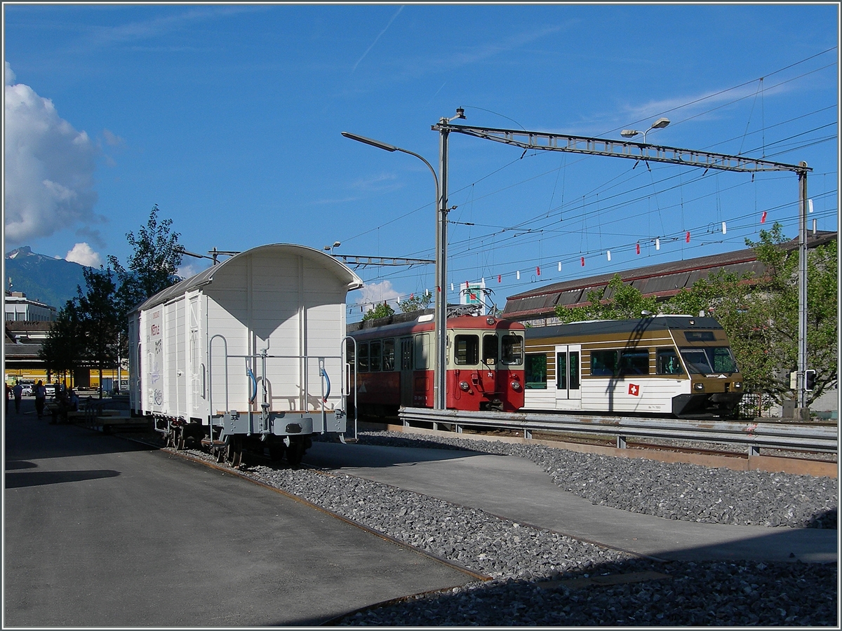 Nocheinmal, nun bei besserem Licht, der GFM K3 als  Nestle  Werbewagen in Vevey; im Hintergrund der CEV BDeh 2/4 und GTW Be 2/6. 
7. Juni 2016