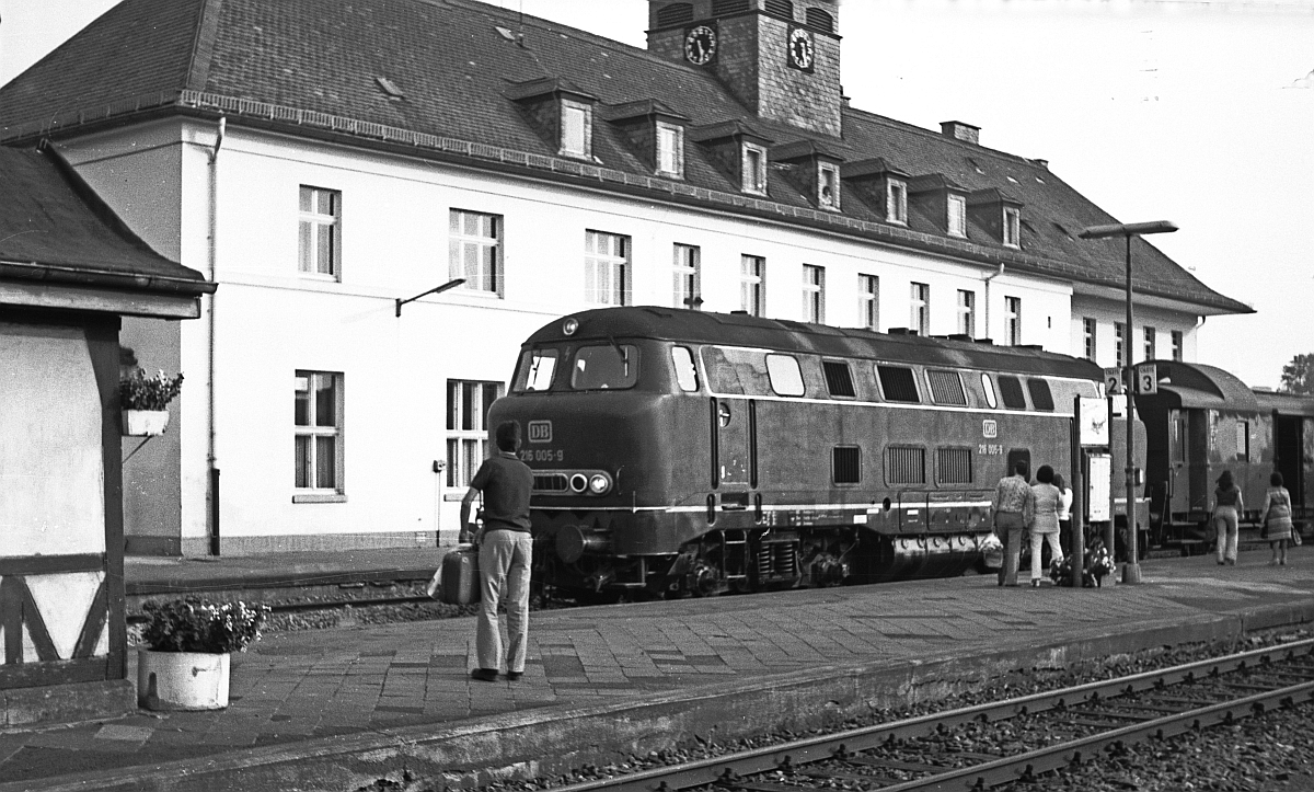 Nochmal 216 005, hier mit N 4069 in Frankenberg/Eder im Sommer 1974. Auch hier sollten Qualitätsmängel der raren Aufnahme toleriert werden.