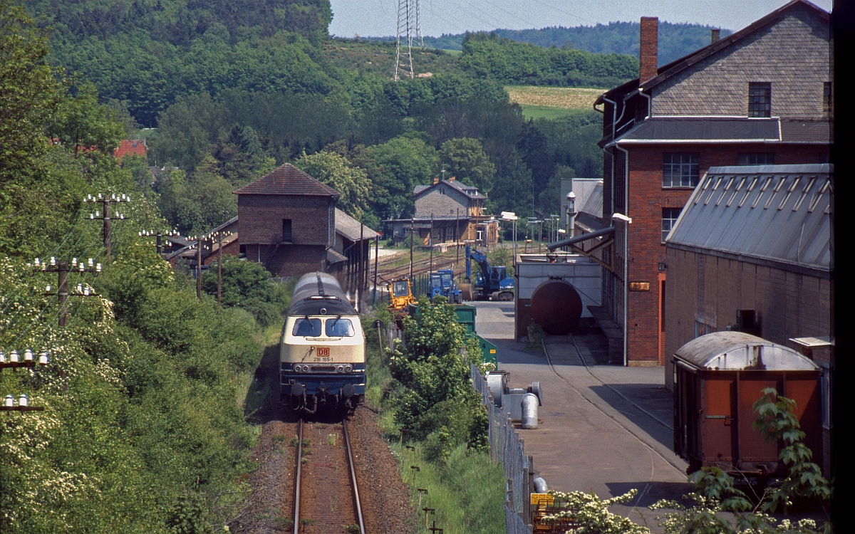 Nochmal die 216 165, Ausfahrt Gladenbach (Mai 1995).