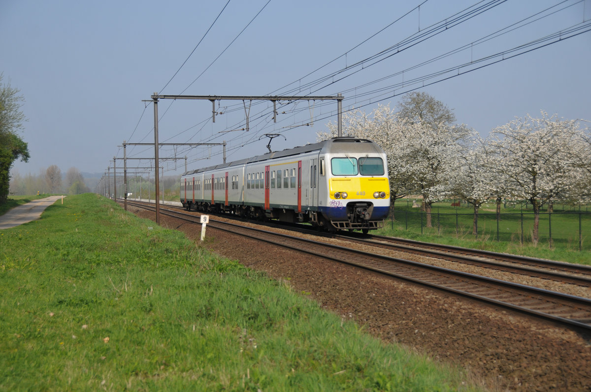 Nochmal ein AM80 in neuer SNCB-Lackierung. Hier Triebzug 440 als IC 2914 Antwerpen-Centraal - Liège-Guillemins am 08/04/2017 kurz vor Tongeren auf der Linie 34.