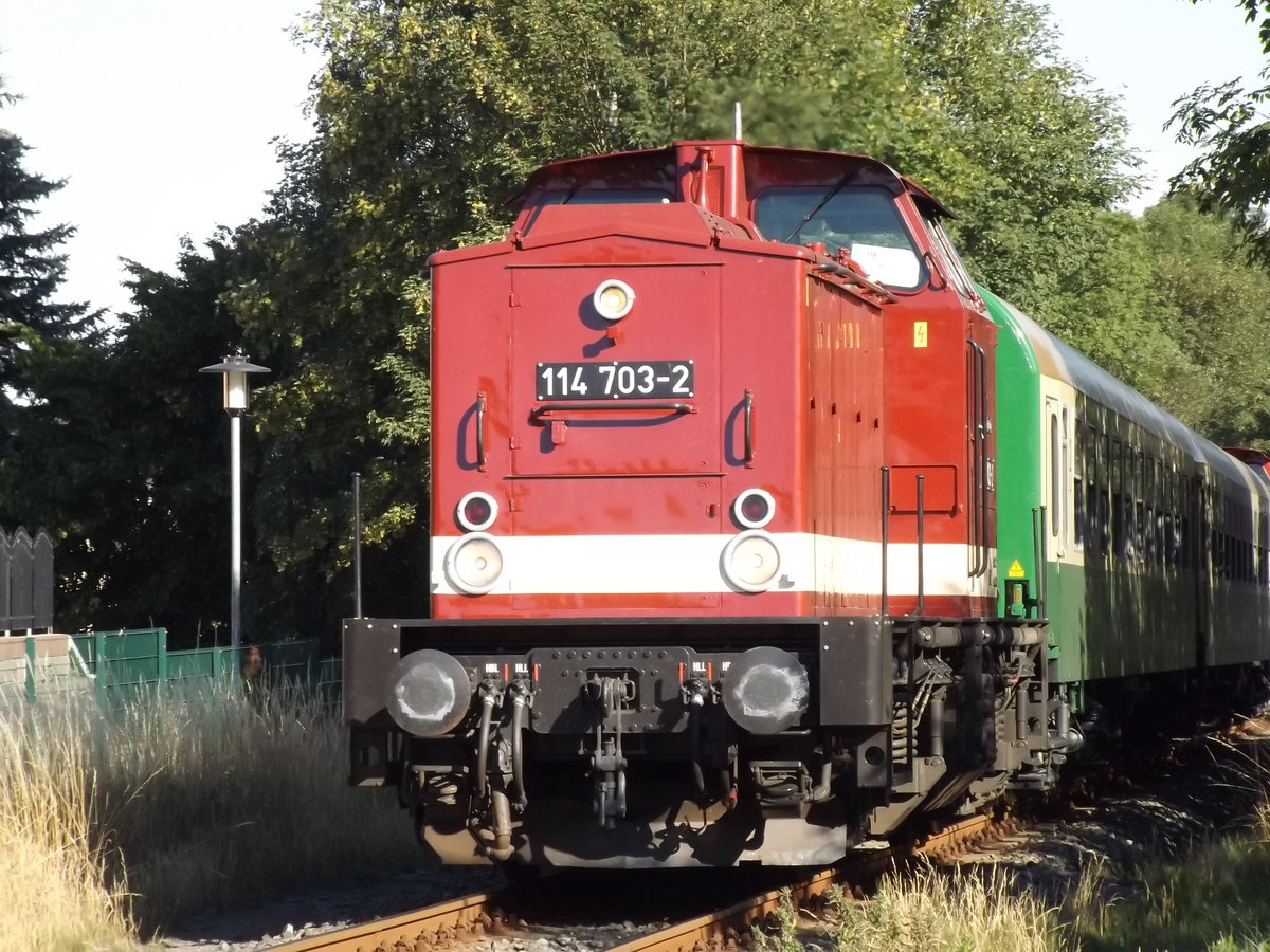 nochmal ein Nachschuß vom Bahnübergang am Bahnhof Olbernhau am 4.7.2018 Lok 114703
