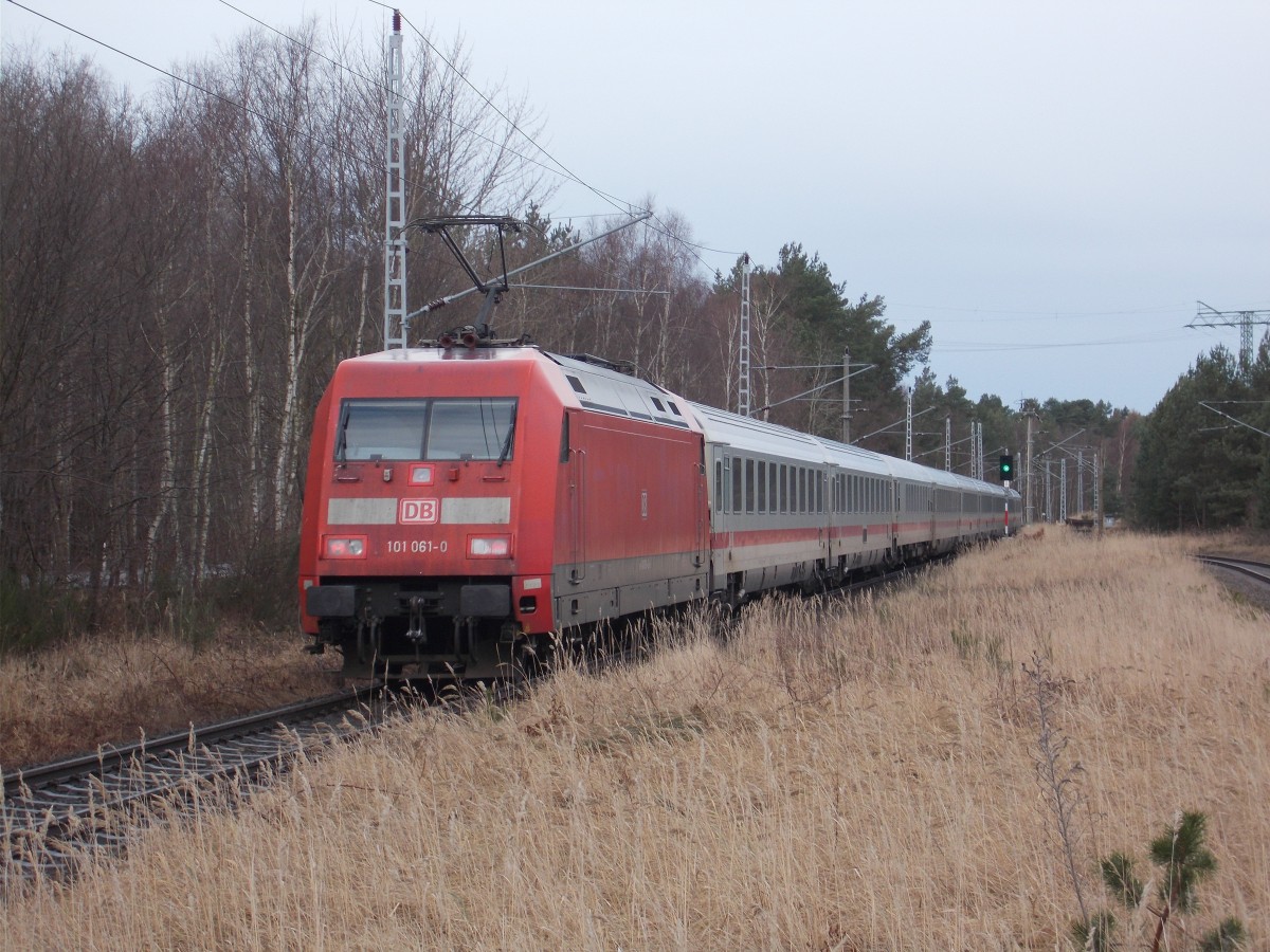 Nochmal der IC 2252 Binz-Berlin Südkreuz am 08.Februar 2016.Diesmal erwischte ich den IC als 101 061 den Zug durch Prora schob.