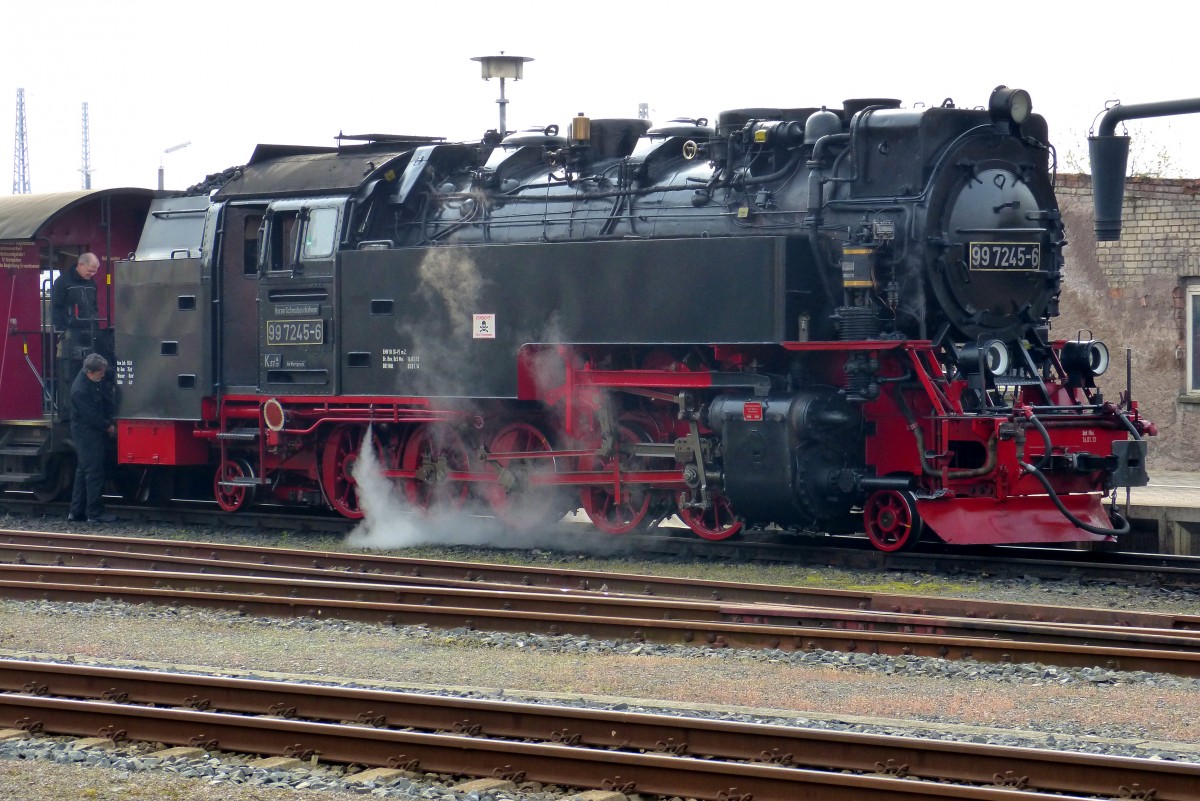 Nochmal kräftig Hand anlegen an der 99 7245-6 bevor sie mit ihrem planmäßigen Zug von Nordhausen-Nord aus startet 28.03.2014