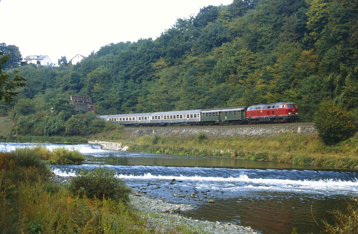 Nochmal die Lahnwehre bei Kirschhofen zwischen Weilburg und Grveneck. 216 212 am 17.10.1984.