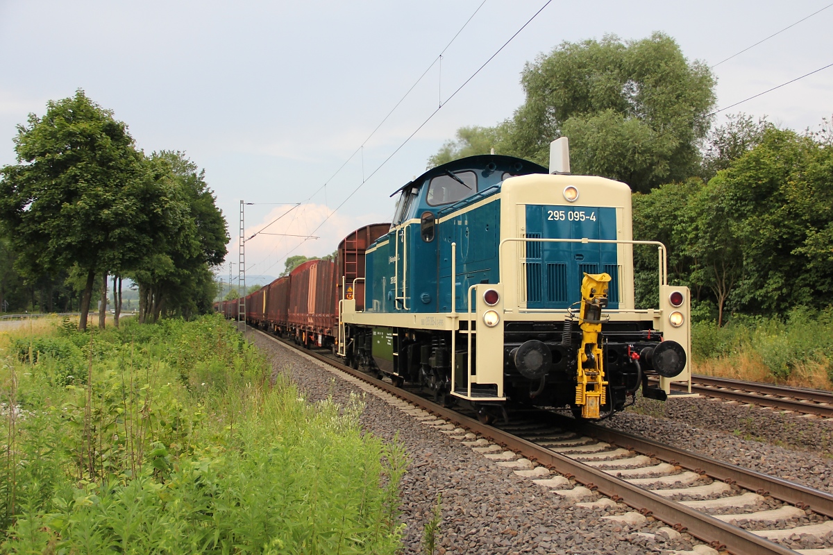 Nochmal die schöne 295 095-4 in einer etwas anderen Perspektive, als sie am 25.07.2013 mit einem Leerholzzug in Richtung Süden durch Wehretal-Reichensachsen kam.