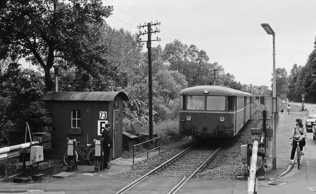 Nochmal der Schrankenposten 73 in Frankenberg-Goßberg mit Schienenbus im Mai 1985.