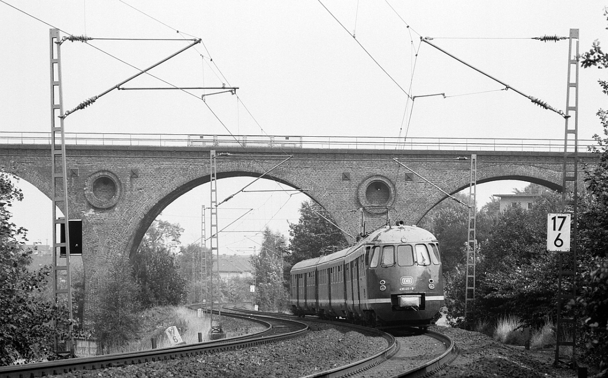 Nochmal der Viadukt der Strecke Bochum-Langendreer - Dortmund-Lttringhausen in Witten mit 430 111/411, ber den heute der Randweg  Rheinischer Esel  auf der ehemaligen Bahntrasse verluft (August 1983).  