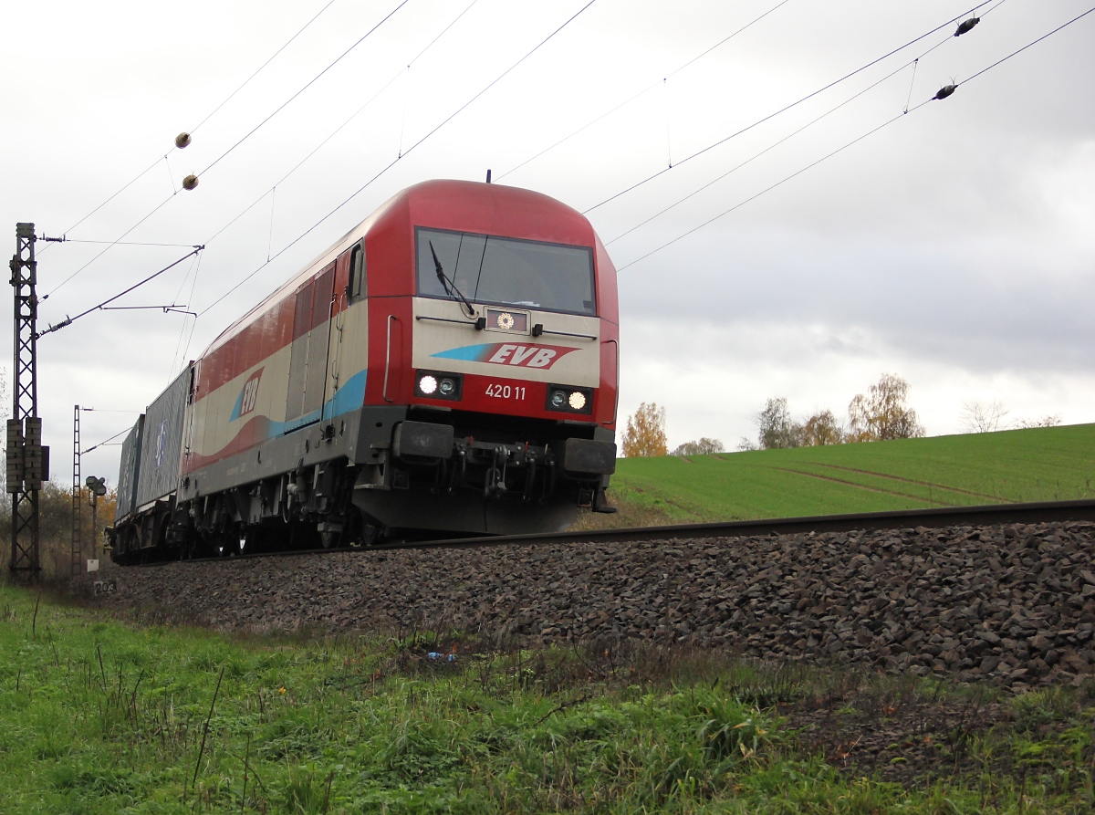 Nochmal in der Vorbeifahrt: 223 031 (420 11) mit Containerzug gen Norden. Aufgenommen bei Niederhone am 07.11.2013.