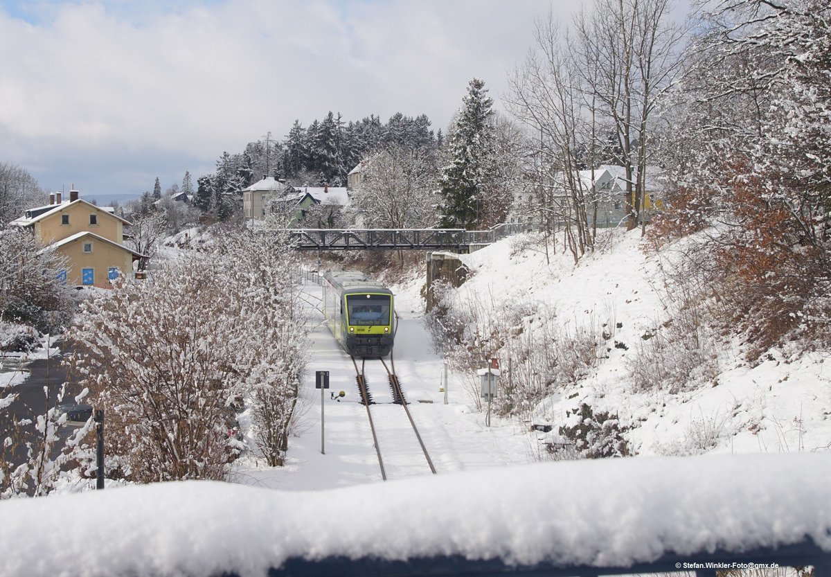 Nochmal Wintermärchen in Selbitz am 21.01.2018. Ein Agilis 650 verlässt den Bahnhof in Richtung Hof.