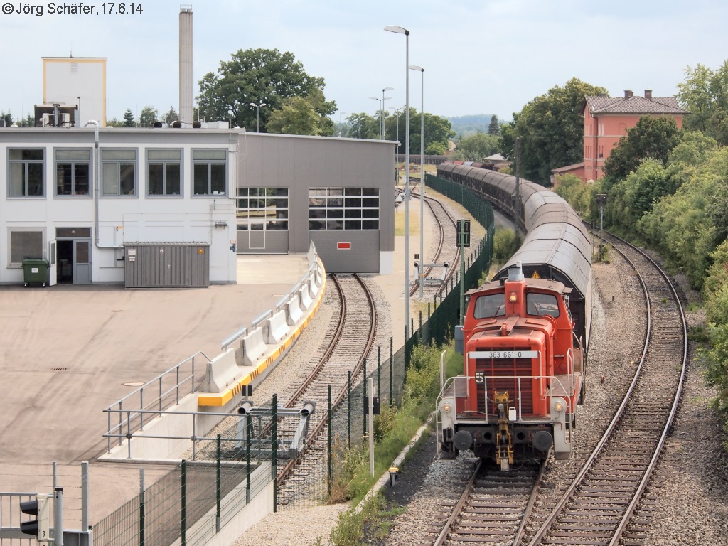 Nochmals 4 Jahre später war die Halle am linken Bildrand schon wieder verschwunden und der Güterverkehr auf einen Ganzzug täglich angewachsen. 363 661 verließ am 17.6.14 Wassertrüdingen mit dem  Henkelzug  nach Gunzenhausen.