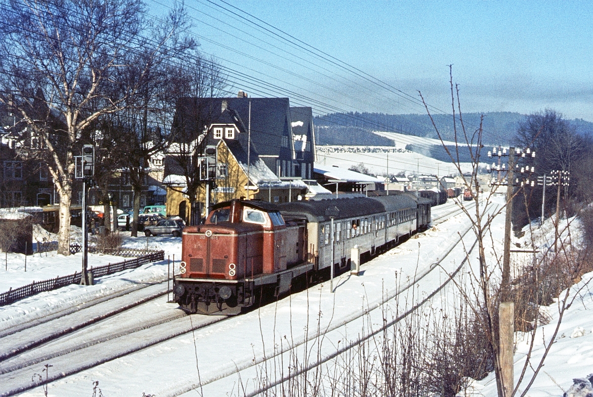 Nochmals eine Aufnahme vom Bahnhof Berleburg in alter Herrlichkeit. Am 27.1.1980 macht sich die Siegener 212 151 auf den Weg nach Hause.