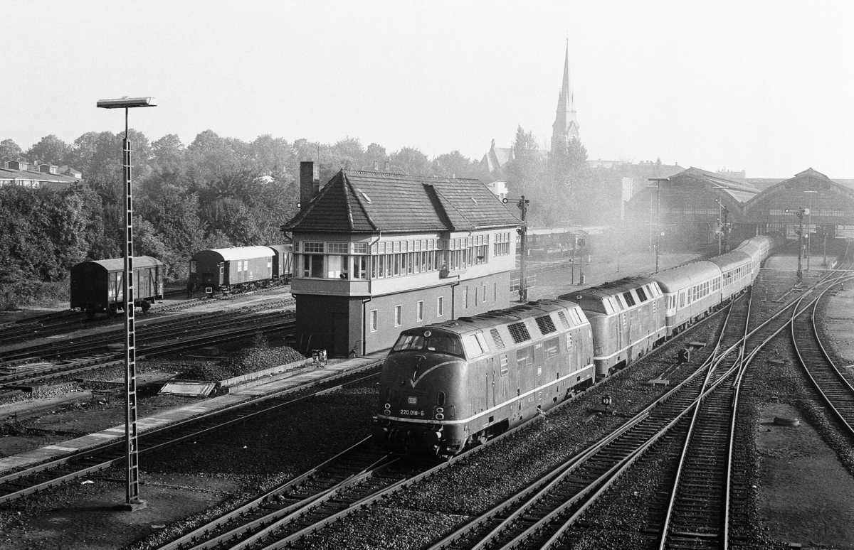 Nochmals der bereits gezeigte E 3029 nach Hamburg mit seiner planmäßigen 220-Doppeltraktion, diesmal sind es 220 018 + 220 009. Lübeck Hbf, 25.9.1981.