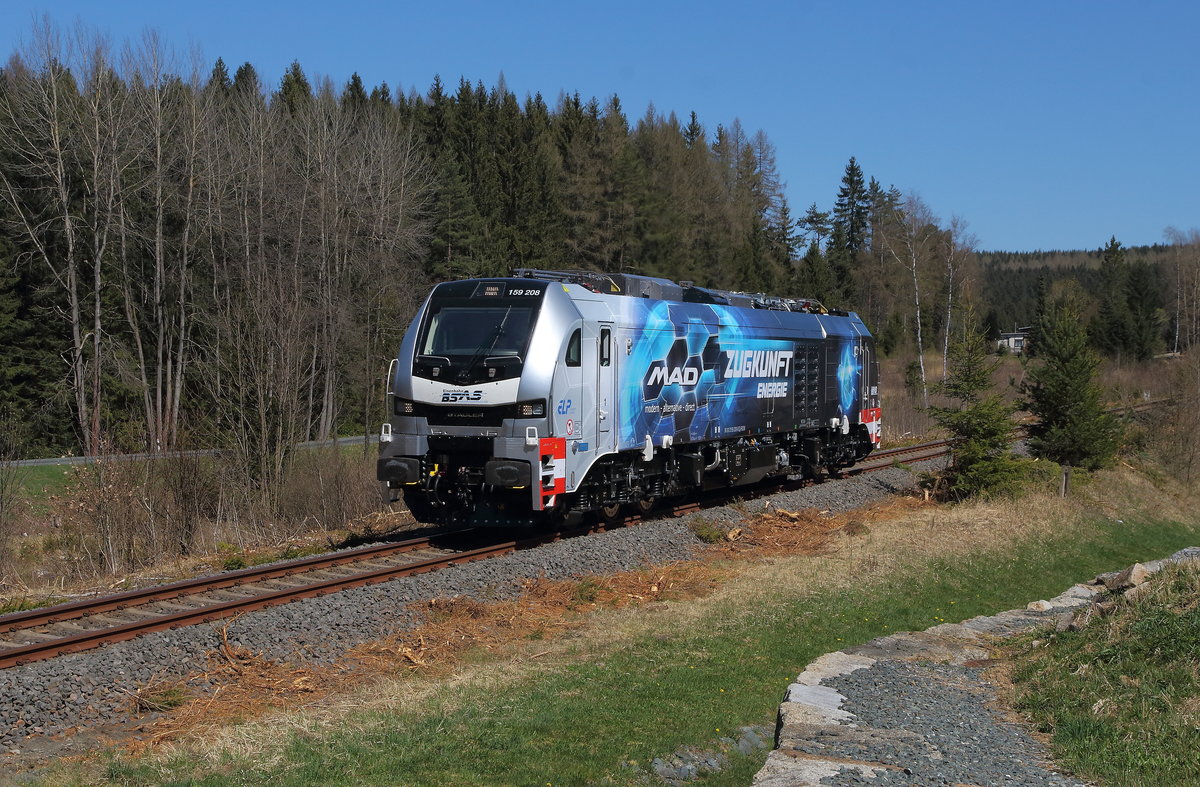 Nochmals Eingefangene Schulungsfahrt der 159 208 nach der Ausfahrt in Zwotental auf die Strecke nach Adorf. Aufgenommen am 21.04.2020