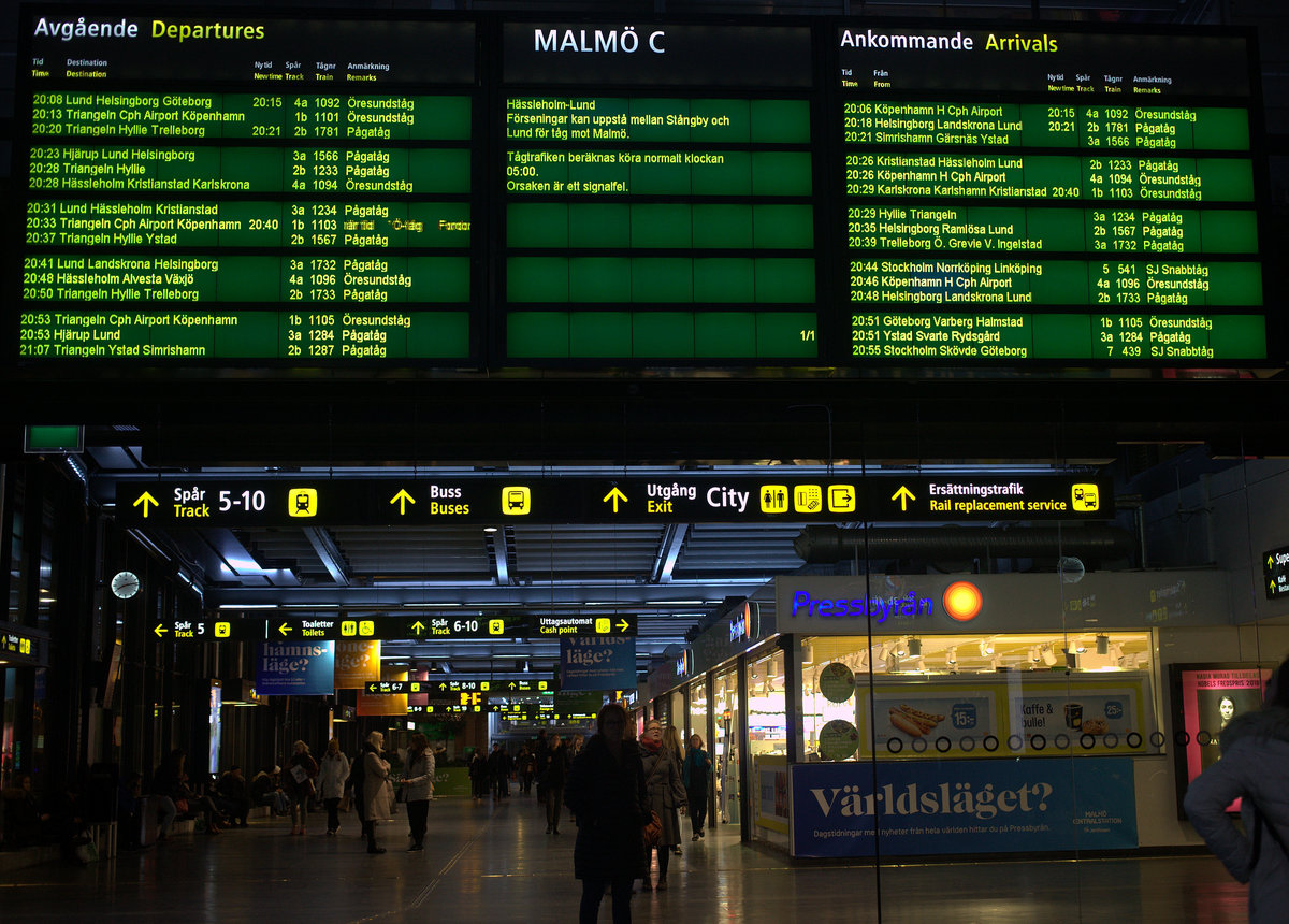 Nochmals eingestellt, etwas ausgerichtet, die Abfahrtstafel Malmö.
Besser ist die Qualität mit einem einfachen Postprozessing nicht zu erreichen.
Ggf.  muss das Bild dann doch endgültig abgelehnt werden.Leider ist ein Fahrkartenautomatenkonvolut so ungünstig aufgestellt, das selbst mit der Festbrennweite die Aufnahme kaum gelingt. Malmö, 01.11.2018 21.07 Uhr.