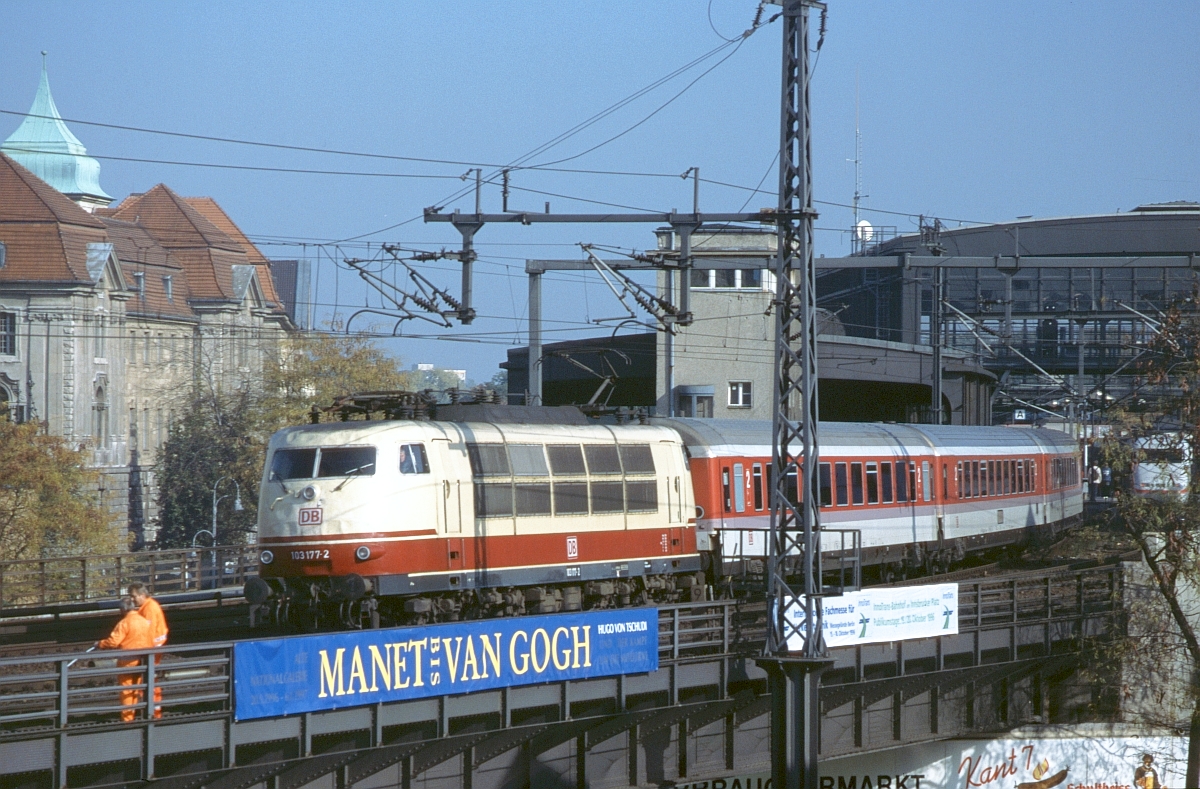 Nochmals die Perspektive vom ehemaligen Parkhaus auf den Bahnhof Berlin - Zoo (103 177, Oktober 1997).