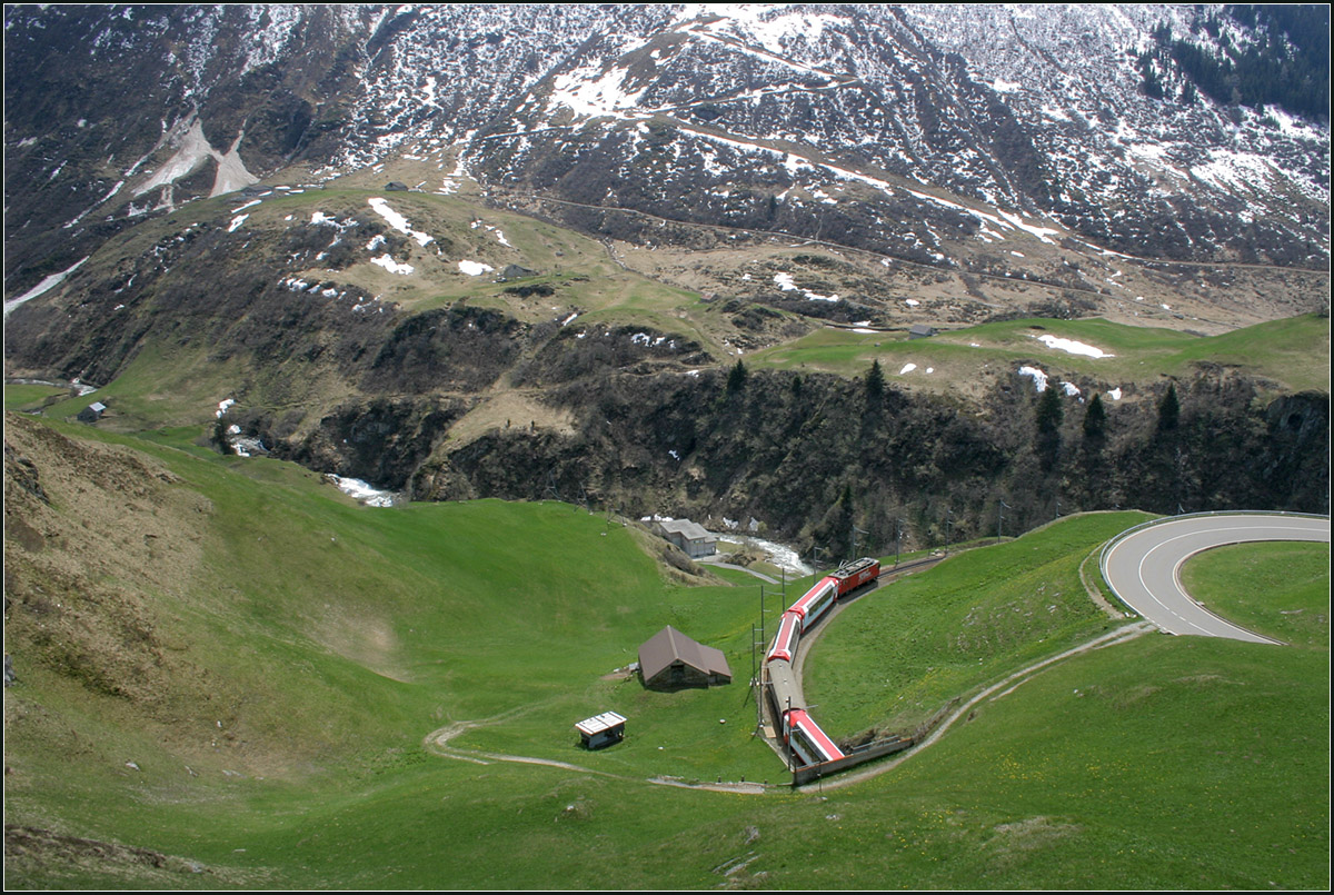 Nochmals der selbe Zug -

... fast vom selben Standort aus gesehen. Der Glacier-Express hat die dritte Kehre von oben her gezählt durchfahren und befindet sich jetzt in der untersten Kehre vor Andermatt.

11.05.2011 (M)