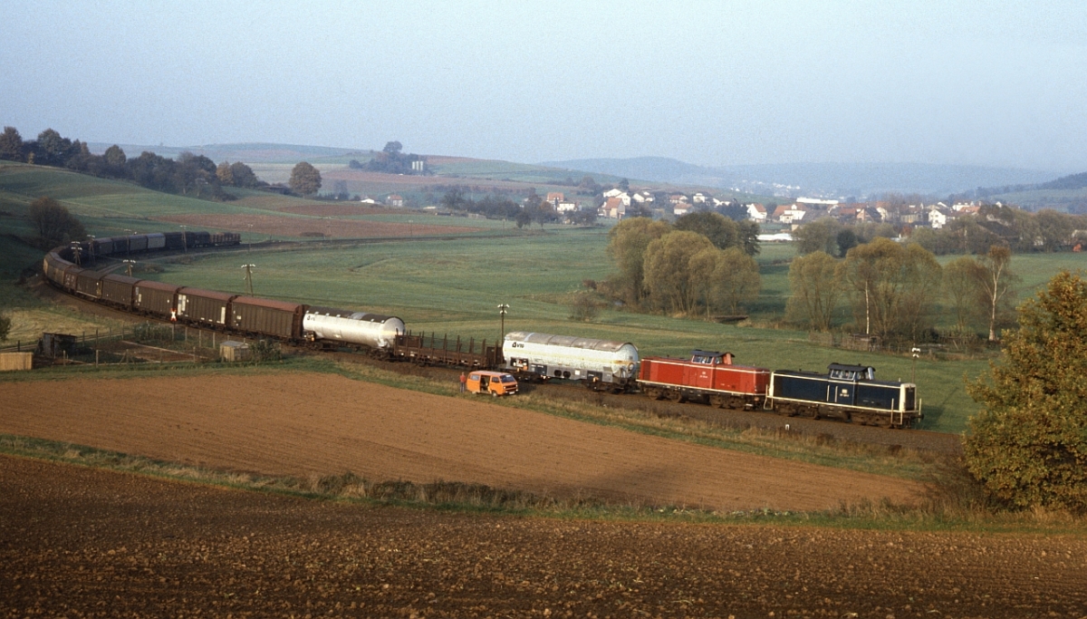 Nochmals Üg 69003 Frankenberg - Gießen mit 211 175 und 211 182 bei Münchhausen (Mai 1986).