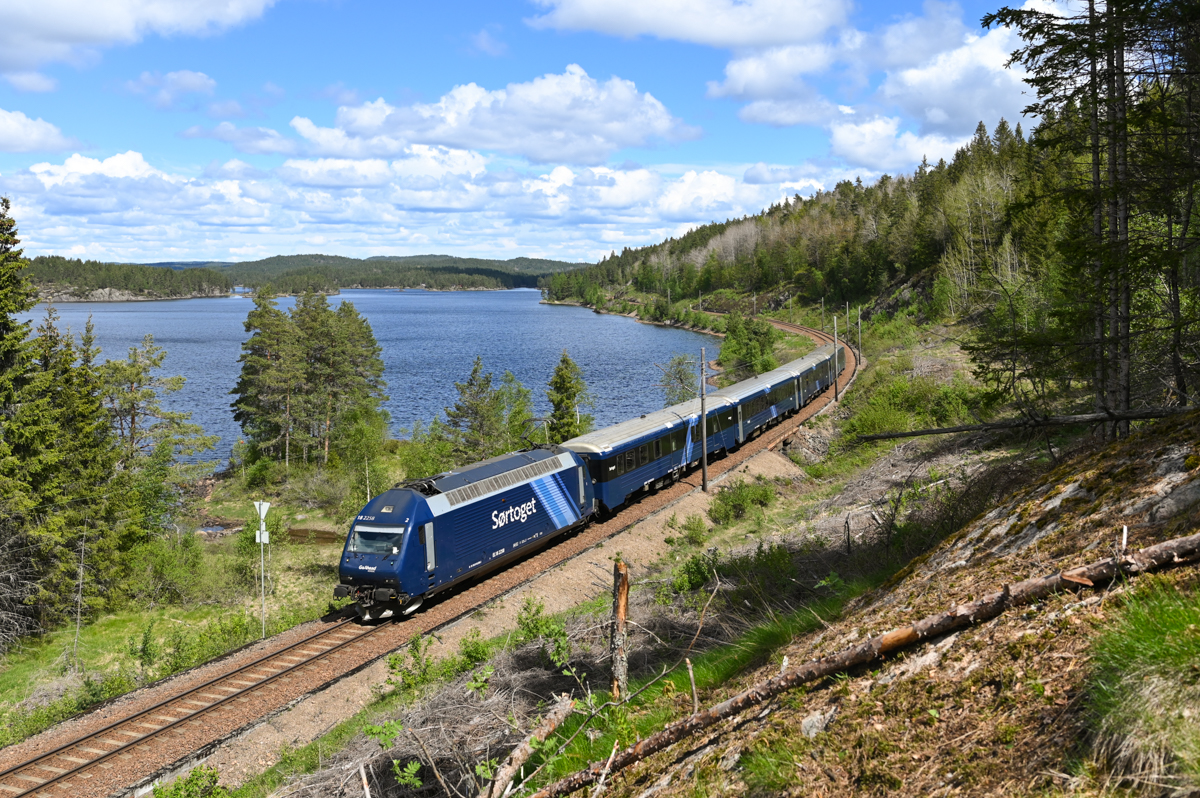 Nördlich von Oggevatn liegt an der Strecke Kristiansand - Oslo der Lølandsfjorden. Reg 709 ist am 27.05.2022 auf dem Weg von Oslo nach Stavanger und wird in wenigen Minuten Oggevatn durchfahren.