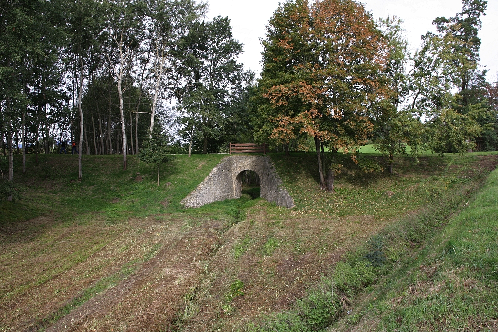 Nördlich der Ortschaft Velesin ist ein Stück der Trasse der Perdeeisenbahn Linz-Budweis erhalten, und unter Denkmalschutz gestellt worden. Das Bild vom 22.September 2019 zeigt diesen Abschnitt.