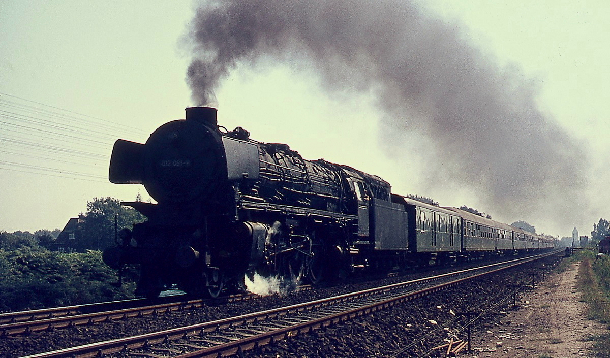 Nördlich von Rheine befördert 012 081-6 einen aus zehn Wagen bestehenden Schnellzug am 31.08.1974 nach Norddeich Mole