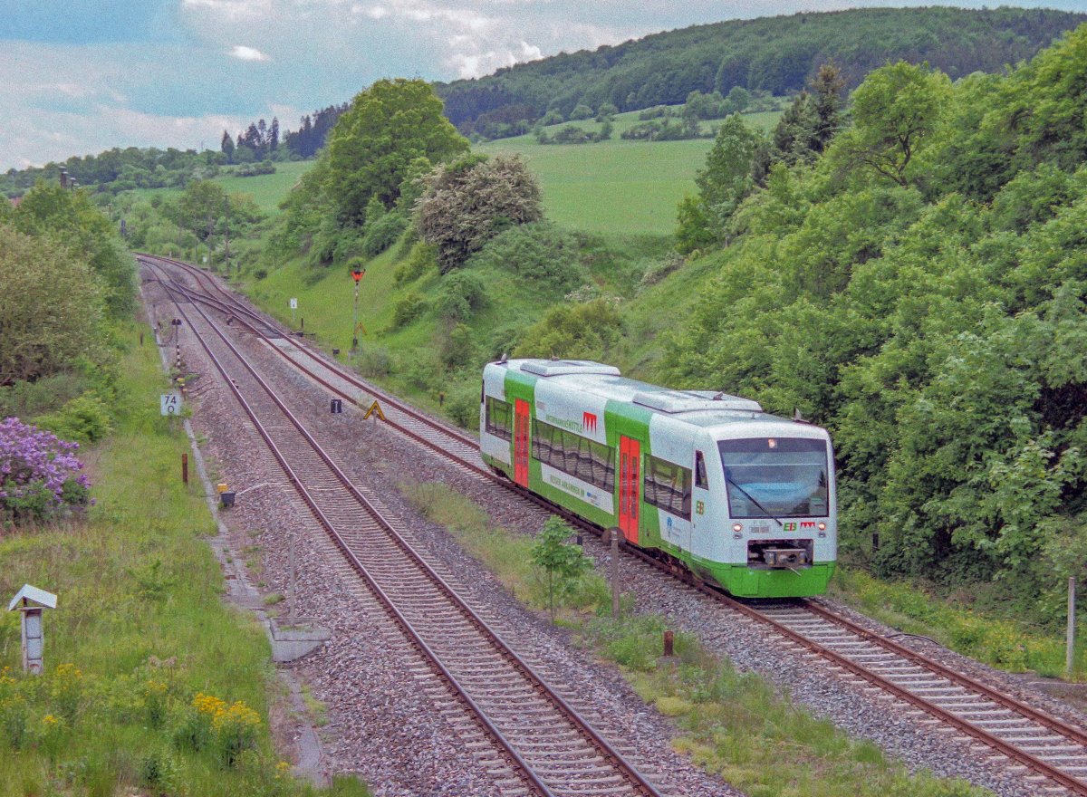 Nördlich von Ritschenhausen trennen sich die Gleise nach Grimmenthal (links) und Meiningen (rechts). VT 024 der Erfurter Bahn steuerte am 24.5.06 die Werrastadt an.