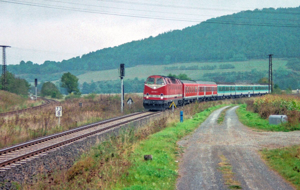 Nördlich von Ritschenhausen trennen sich die Gleise nach Meiningen (links) und Grimmenthal (rechts). 229 138 hatte am 20.9.99 einen RE von Erfurt nach Schweinfurt am Haken.