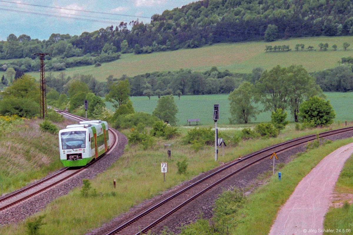 Nördlich von Ritschenhausen trennen sich die Gleise nach Meiningen (links) und Grimmenthal (rechts). Das Bild entstand am 24.5.06 von der damals neuen Brücke der B 89 über die Gleise.