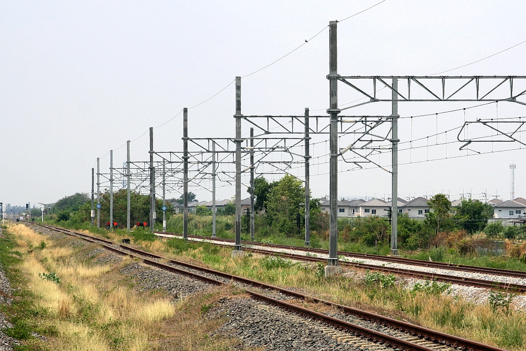 Nördlich der SRTET Rangsit Station (RN10) befindet sich, nun ebenerdig, das vorläufige Ende der Red Line. Bild vom 30.März 2023.