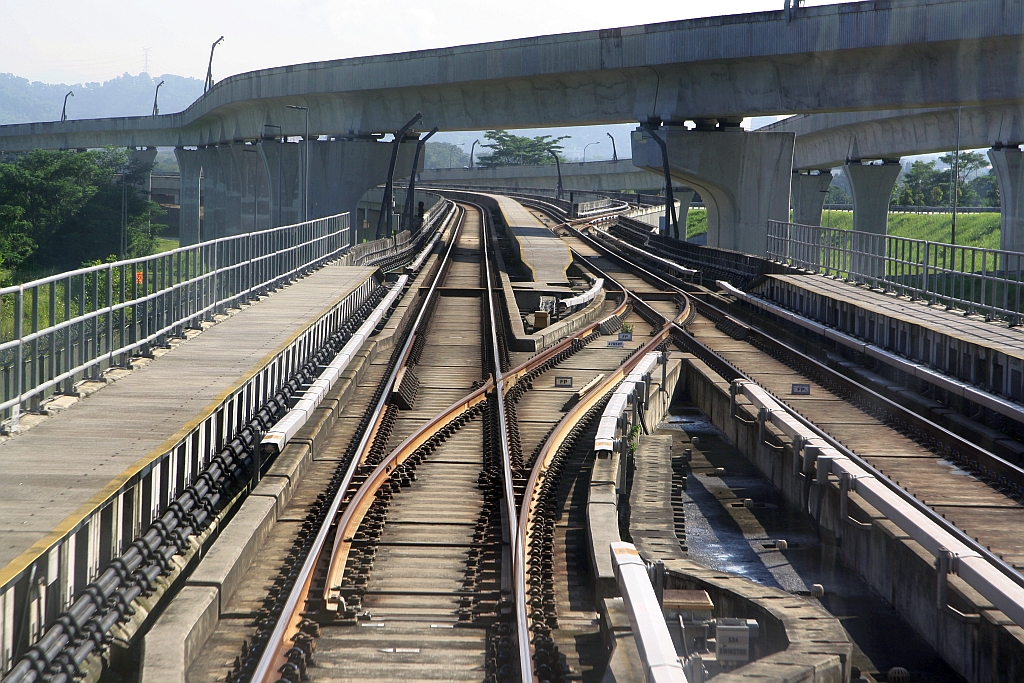 Nördlich der unterirdisch ausgeführt Stesen Taman Universiti (PY35) befindet sich die Abzweiganlage zum  MRT Depot Serdang. - Bild vom 13.Dezember 2023.