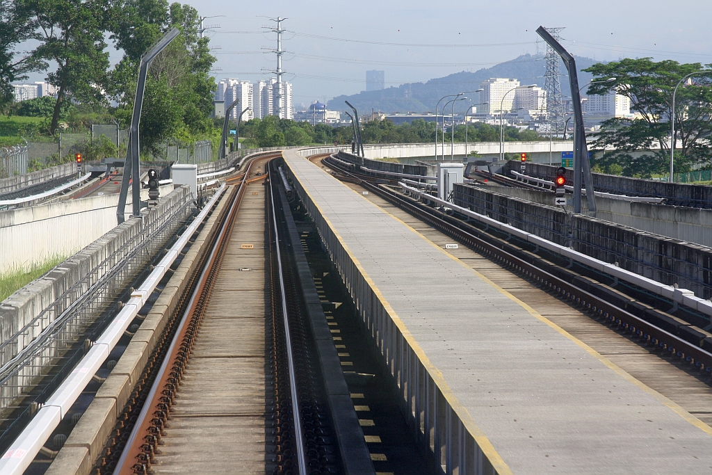 Nördlich der unterirdisch ausgeführt Stesen Taman Universiti (PY35) befindet sich die Abzweigung zum MRT Depot Serdang. - Bild vom 13.Dezember 2023.