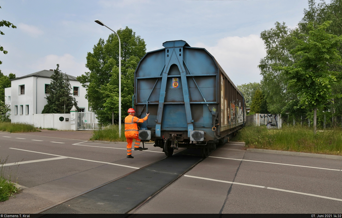 Nördlicher Anschluss der Finsterwalder Transport und Logistik GmbH in Halle (Saale)

Und weiter geht's: Nach dem Absichern der Otto-Stomps-Straße steigt der Rangierer wieder auf den vorderen der beiden Schiebewandwagen mit der Bezeichnung  Hirrs  und behält die Strecke im Blick. Insgesamt sind 7 Übergänge bis zum Firmenanschluss zu bewältigen. Das Bahnpersonal ist jedoch eingespielt, sodass man als Fotograf seine Mühen hat, der Rangierfahrt zu folgen.

🧰 DB Cargo
🕓 7.6.2021 | 14:32 Uhr