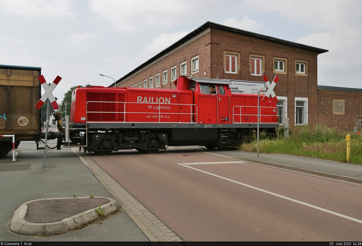 Nördlicher Anschluss der Finsterwalder Transport und Logistik GmbH in Halle (Saale)

294 619-2 (294 119-3 | 290 119-7 | DB V 90) schiebt die Schiebewandwagen mit der Bezeichnung  Hirrs  über die Reideburger Straße und erreicht in wenigen Hundert Metern den Anschluss bei Finsterwalder.
Ein Teil der Lok wird durch Grünzeug und das Andreaskreuz verdeckt, aber diese nicht alltägliche Situation hat mich dennoch zum Hochladen bewogen.

🧰 DB Cargo
🕓 7.6.2021 | 14:38 Uhr