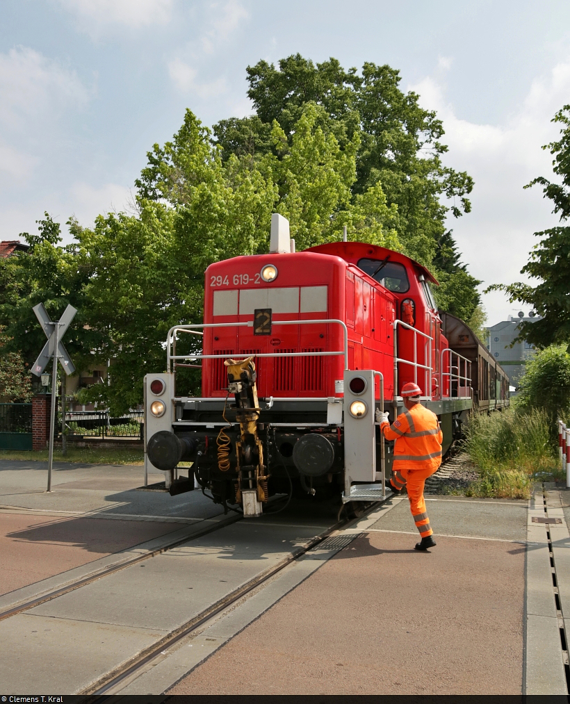 Nördlicher Anschluss der Finsterwalder Transport und Logistik GmbH in Halle (Saale)

Rauf auf die Lok und ab zum nächsten Bahnübergang...
Der Rangierer hat die Reideburger Straße gesichert und steigt auf die anfahrende 294 619-2, um die Rückfahrt zur Zugbildungsanlage zu begleiten.

🧰 DB Cargo
🕓 7.6.2021 | 15:10 Uhr