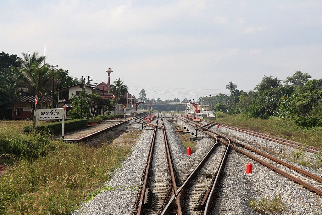 Nördlicher Einfahrbereich der infolge des 2 gleisige Ausbau der Southern Line neu errichteten Khlong Wang Chang Station. Bild vom 08.Dezember 2023.

