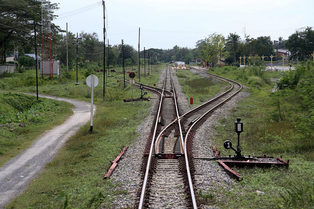 Nördlicher Einfahrbereich der Ti Wang Station am 10.Jänner 2023, aufgenommen durch die Stirnwandtüre des letzten Wagen des RAP 168 (Kantang - Bangkok).