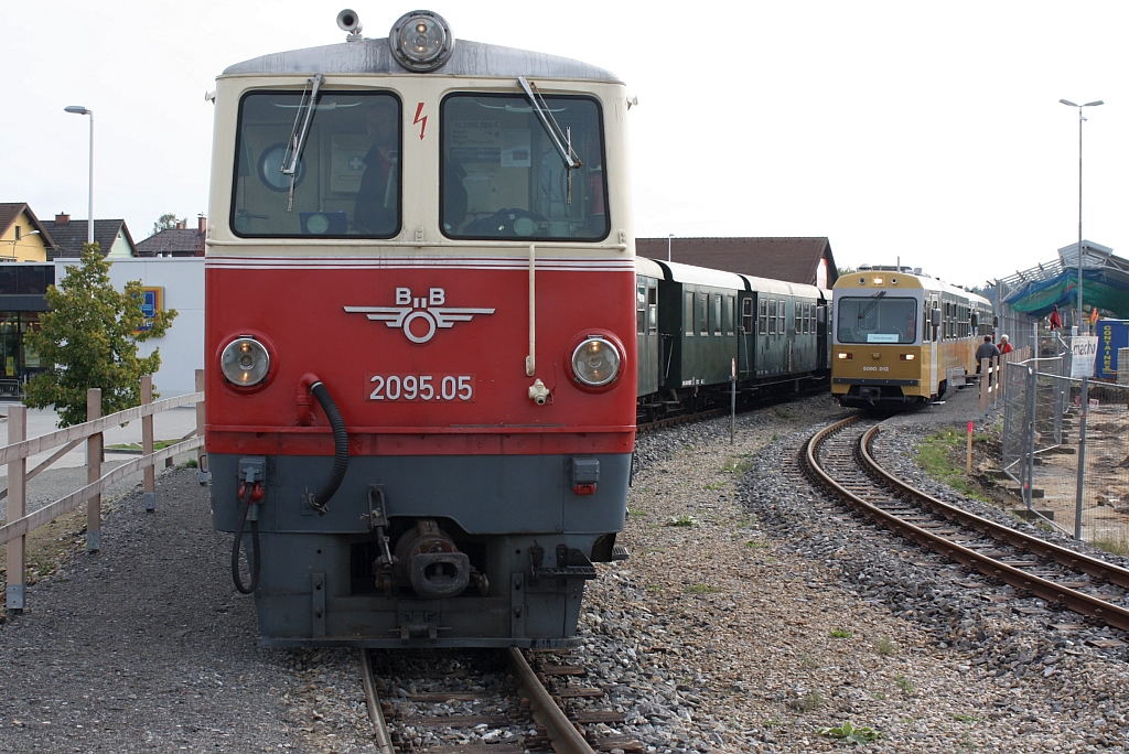 NVOG 2095.05 mit dem R 16926 nach Litschau und im Hintergrund die beiden NVOG Triebwagen 5090.013 und 5090.008 als R 16905 nach Grogerungs am 22.September 2013 im provisorischem gmndner Schmalspurbahnhof.