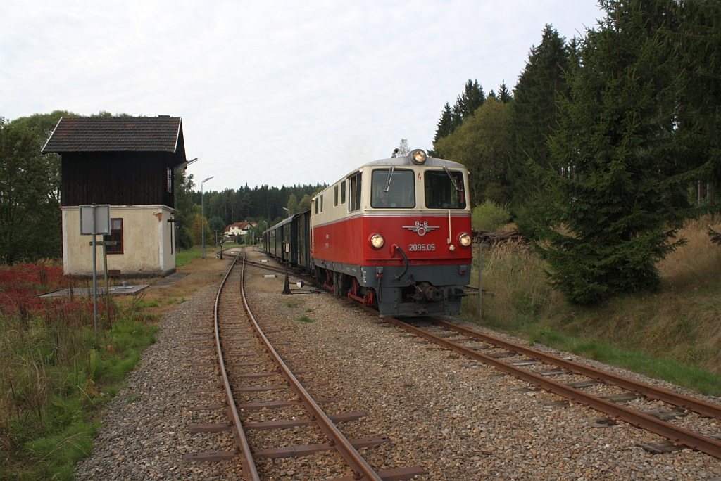 NVOG 2095.05 mit dem R 16926 nach Litschau am 22.September 2013 bei der Ausfahrt aus dem Bf. Alt Nagelberg.