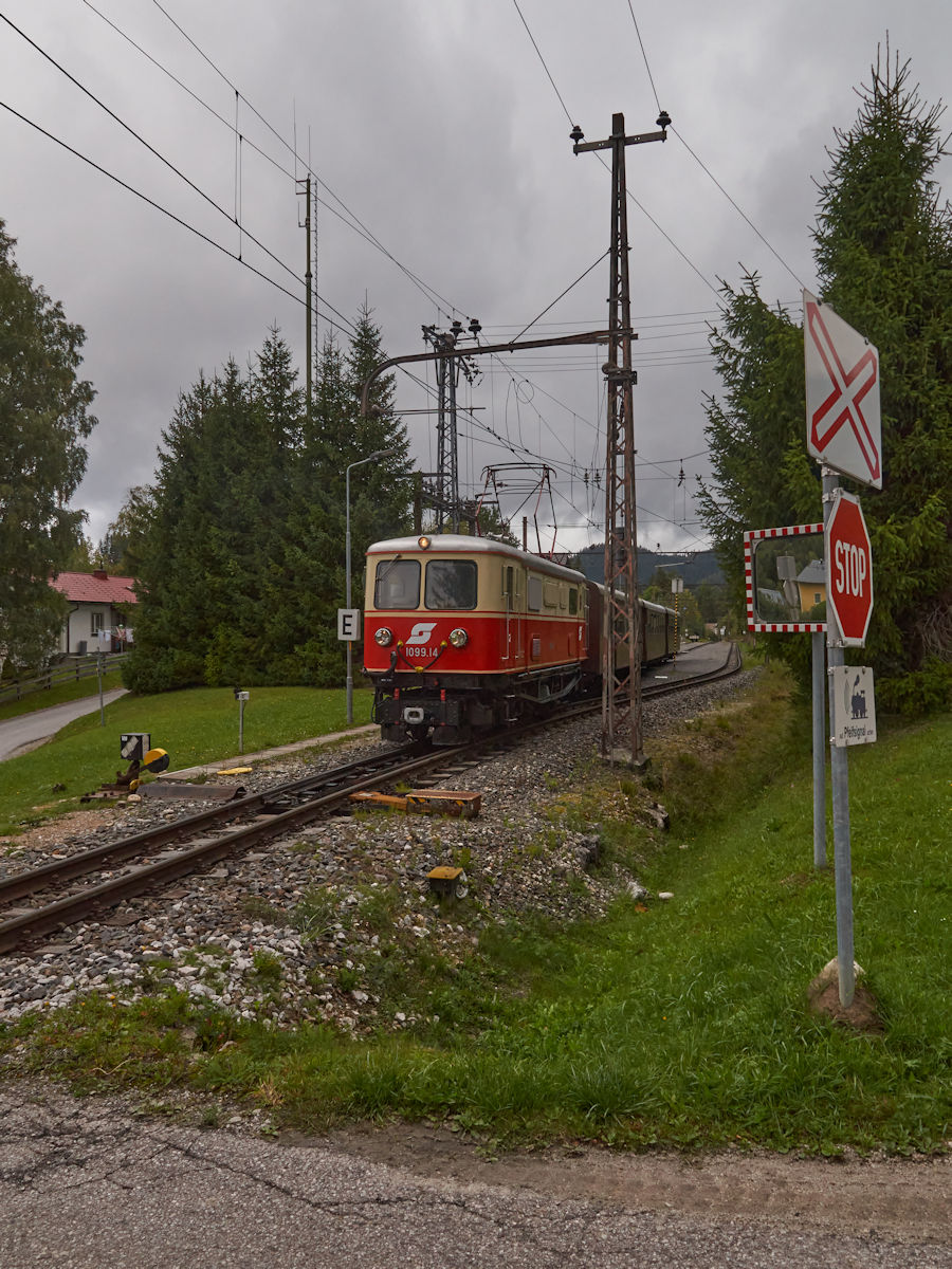 NVOG E14 (als 1099.014 der BB) verlie am 29.09.2021 den Bahnhof Mitterbach auf dem Weg nach Mariazell mit einem Personenzug.
